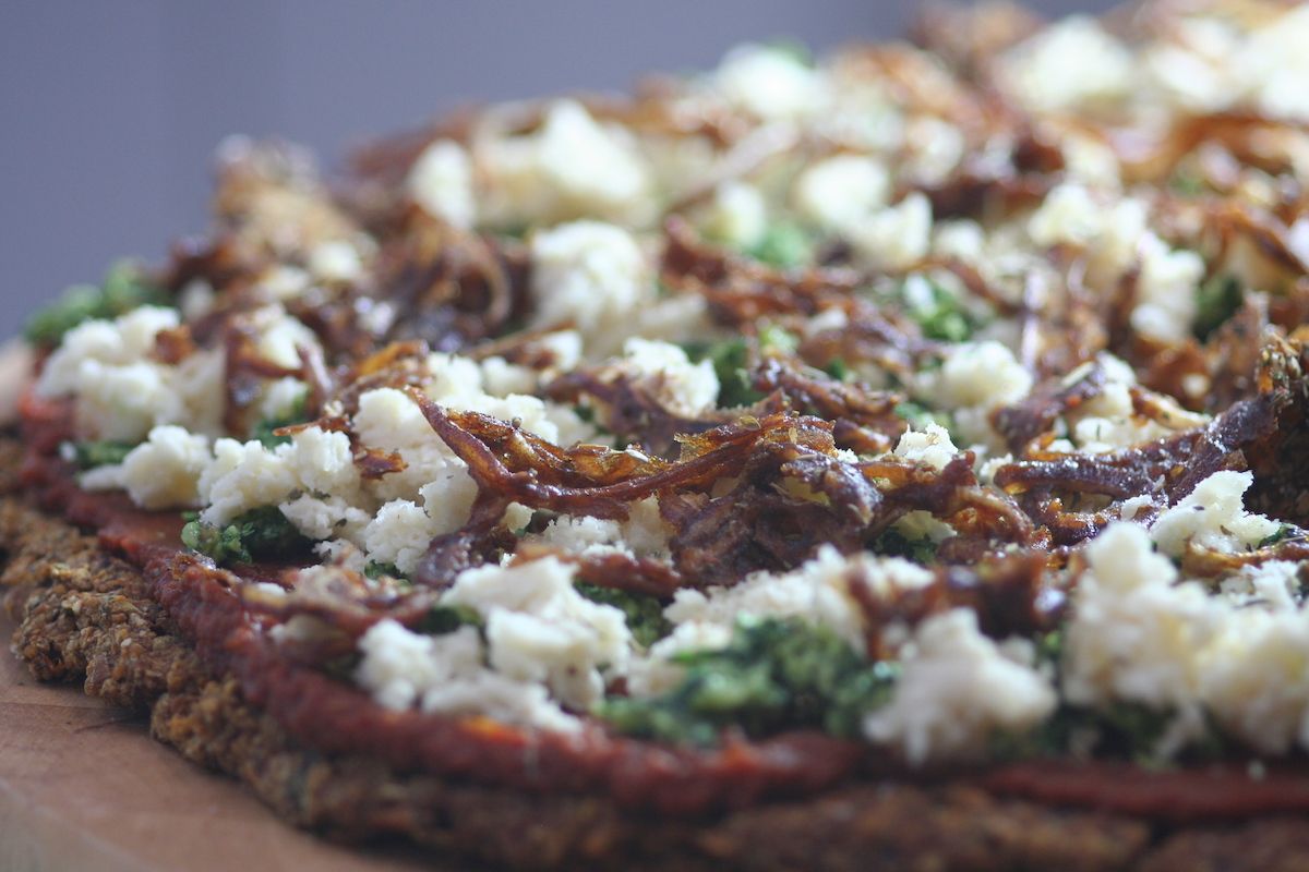 Raw Vegan Pizza: Pesto & Caramelised Onion